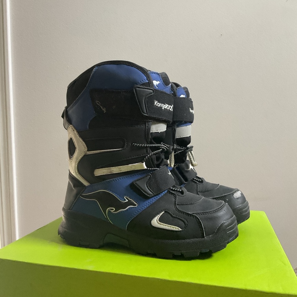 kangaROOS Black and Blue Winter Boots kids size 4
